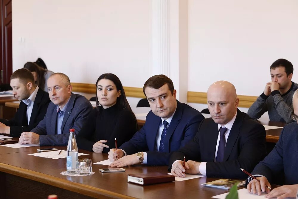 Владикавказ ночной город. Работа настройка разнорабочий. Вакансии город владикавказ. Разнорабочие настройки. Парк терек во владикавказе.