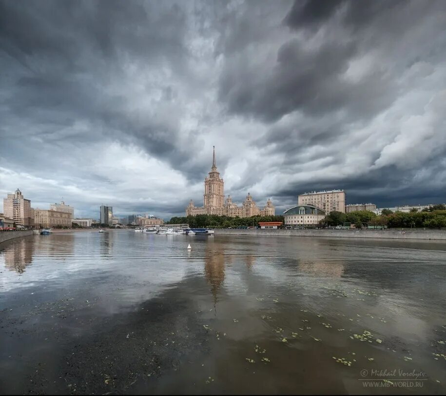 Ветер г москва. Пасмурный день. Пасмурный город. Пасмурный пейзаж. Москва пасмурно.