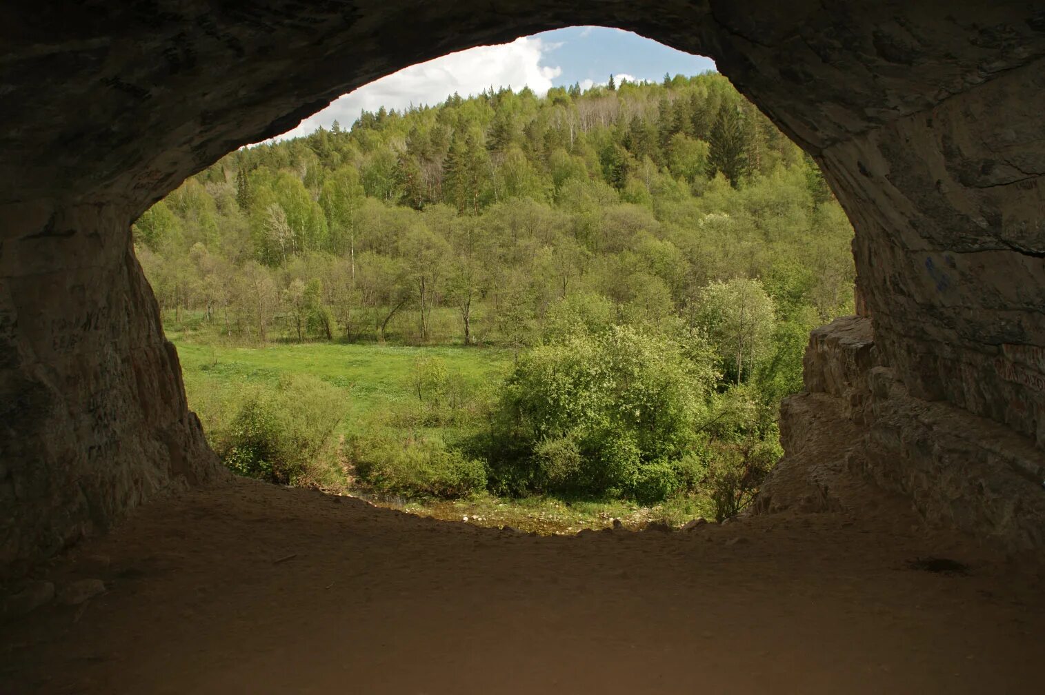 красивые пещеры. свет в пещере. пещера в горе. заюково кабардино балкария пещера. пещера в баксанском ущелье.