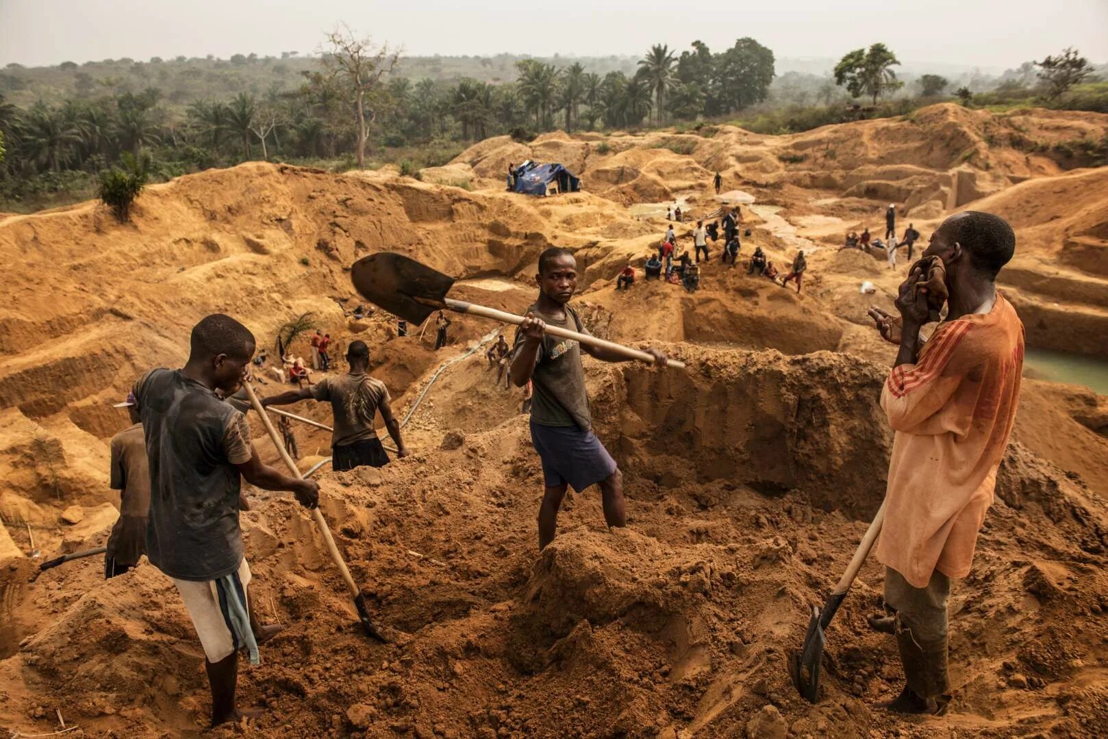 Какая добыча юар. Демократическая Республика Конго полезные ископаемые. Алмазные прииски в Конго. Добыча полезных ископаемых в Африке. Горнодобывающая промышленность Африки.