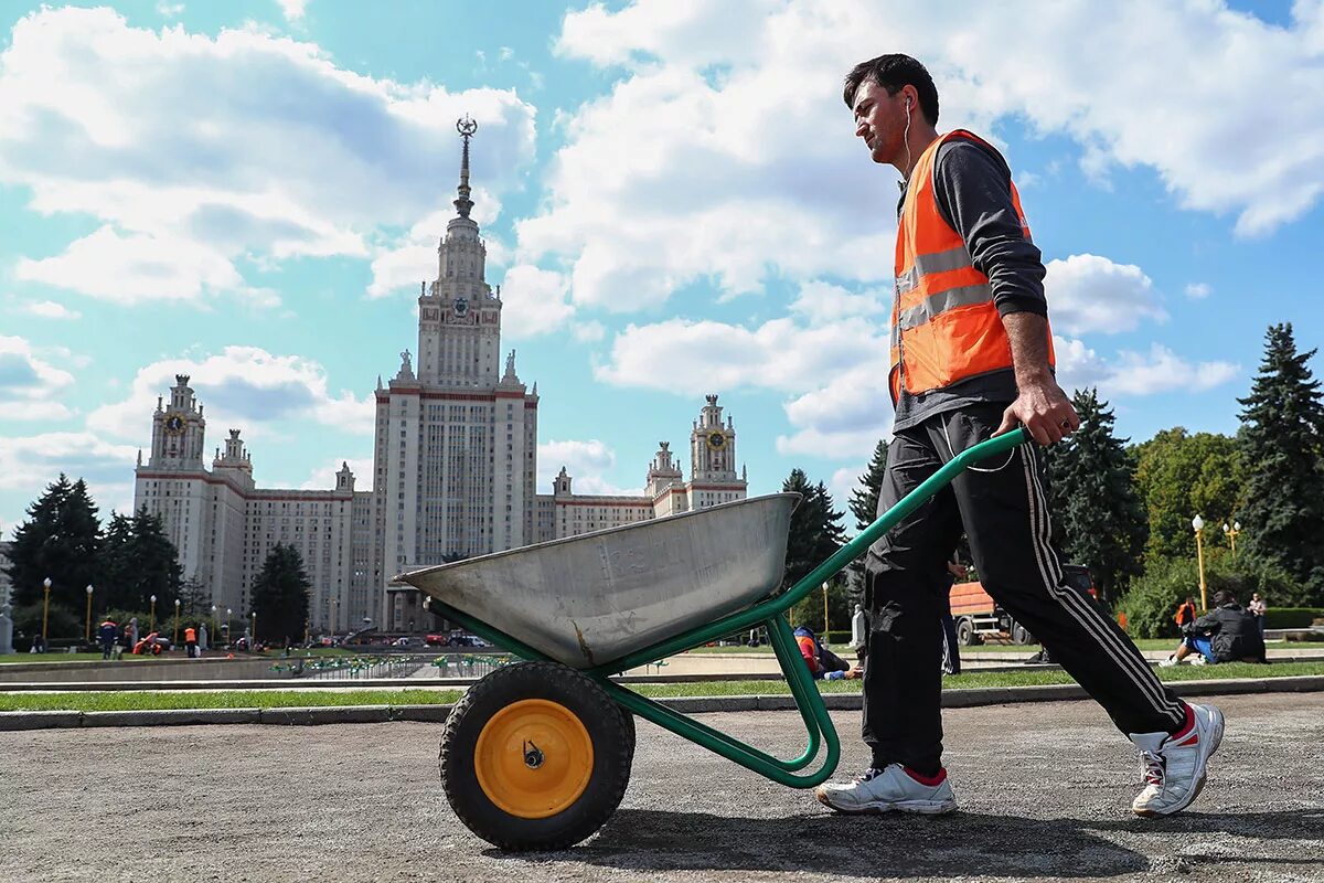 Человек в тачке садовой. Человек с тачкой строительной. Тачки люди.