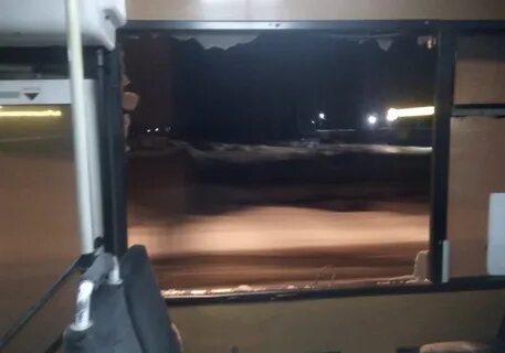Разбитое окно в автобусе