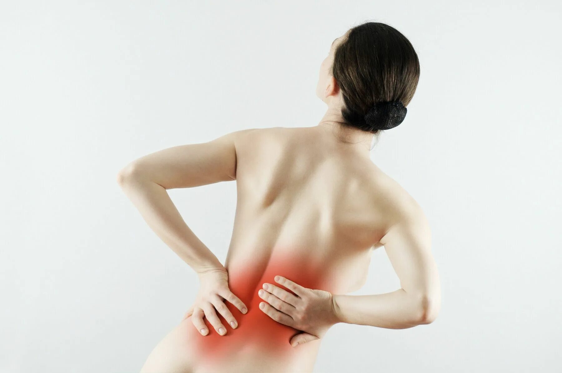 Боль в пояснице переходящая. Женская спина. Боль в спине. Болит спина. Боль в спине женщина.