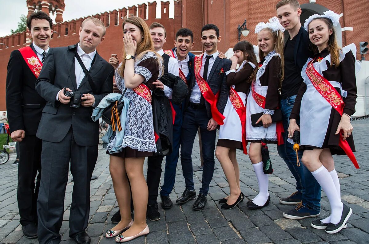 Группа песня последний звонок. Фотосессия последнего звонка. Фотосессия последний звонок. Красная лента выпускника. Последний звонок выпускники.