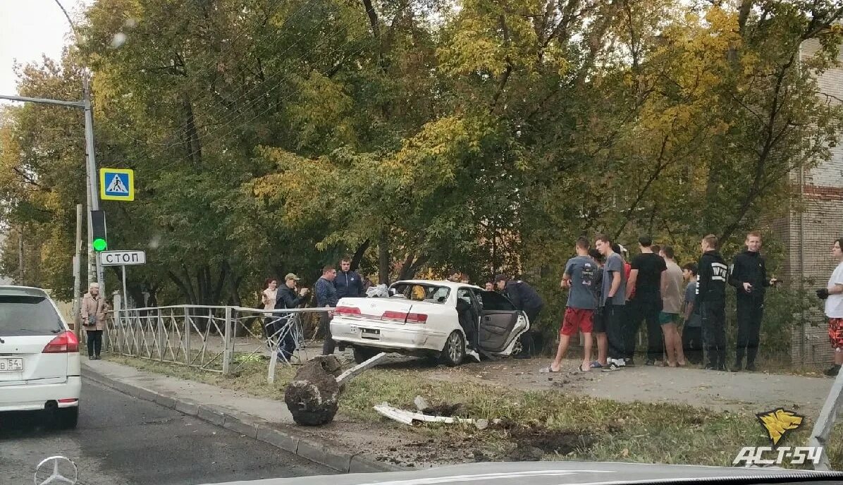 Авария 25.09.2022 Новосибирск. Авария на Немировича Данченко. ДТП на Немировича Данченко Новосибирск сегодня. Авария на Новосибирск Кировский район. 25 сентября 30 в