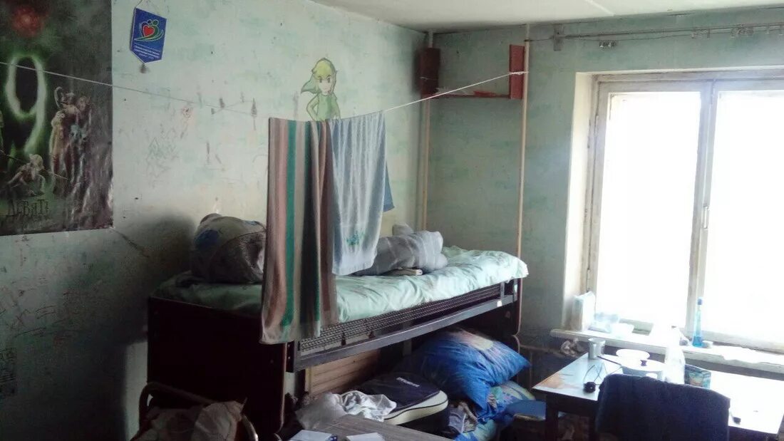 Установлены в общежитии. Общага. старая комната в общежитии. ужасная комната в общежитии.
