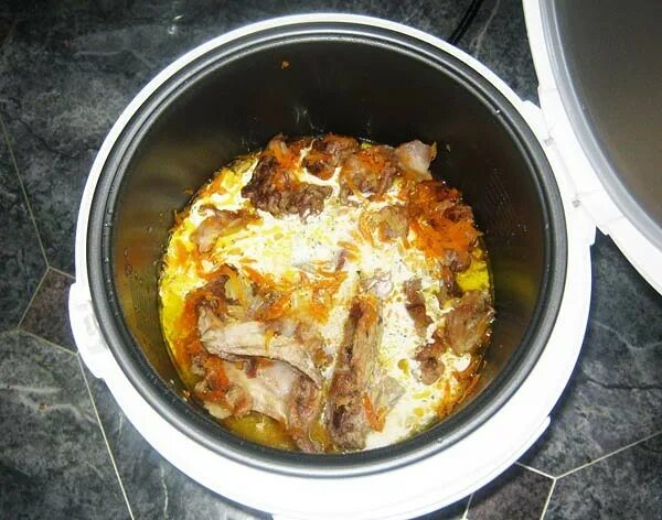 Как тушить в мультиварке редмонд. Мясо со сметаной в мультиварке.