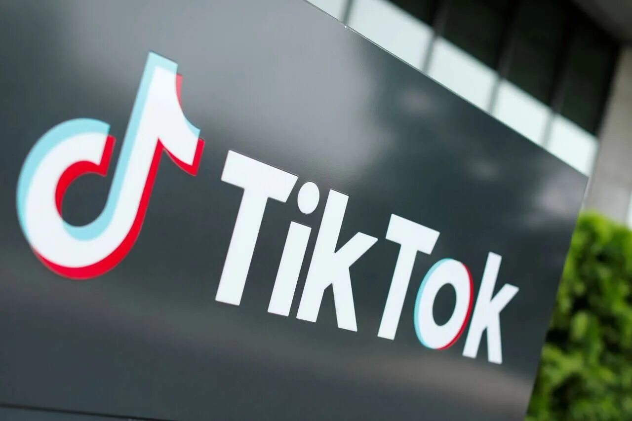 Кто основал тикток. Тик ток логотип. Символ тик тока. Тик ток фон. Кто основал тикток.