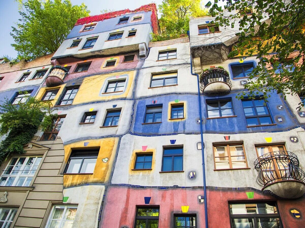 Фриденсрайх хундертвассер дом в вене. Фриденсрайх хундертвассер австрийский архитектор. Фриденсрайх хундертвассер архитектура. Дом хундертвассера вена. Дом хундертвассера вена.