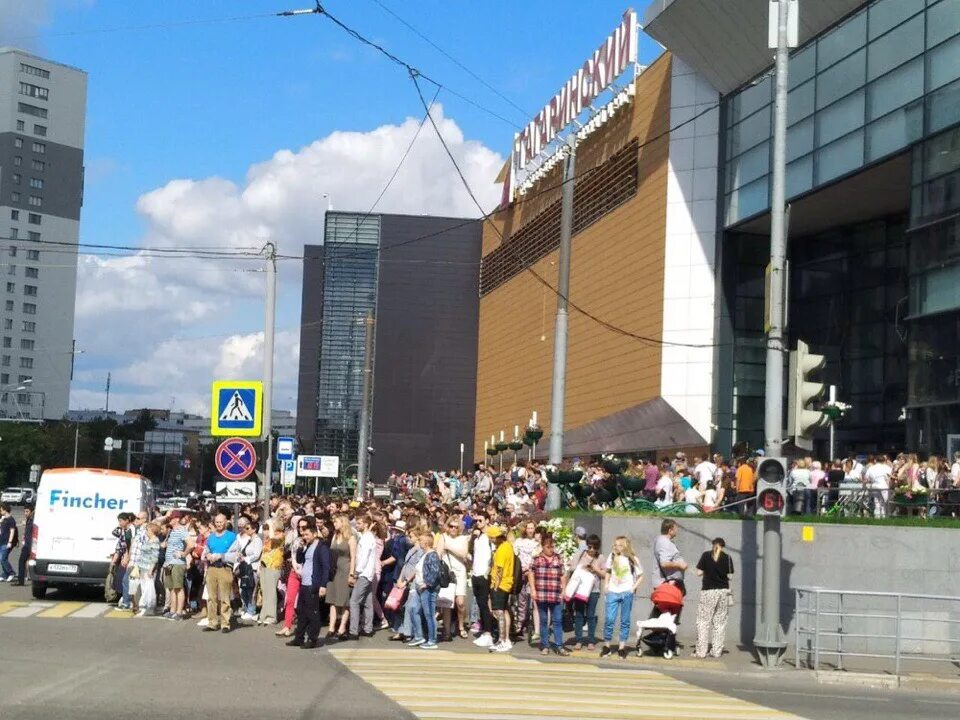 Работают ли сегодня трц. Заминировали ТЦ. Пожар в ТЦ Гагаринский. Эвакуация ТЦ Гагаринский. Торговые центры в Москве заминировали.