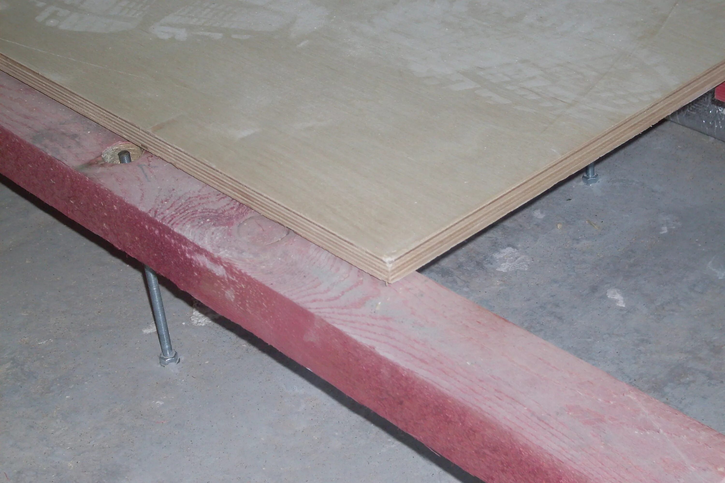 ламинат на деревянный пол. фанера на пол под ламинат на бетонный пол. можно ли фанеру. кнауф пол регулируемые полы. выровнять деревянный пол под ламинат.