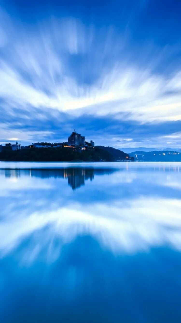 фон градиент. облака в реке. 480 на 480 пикселей. фон вселенная. красивая абстракция.