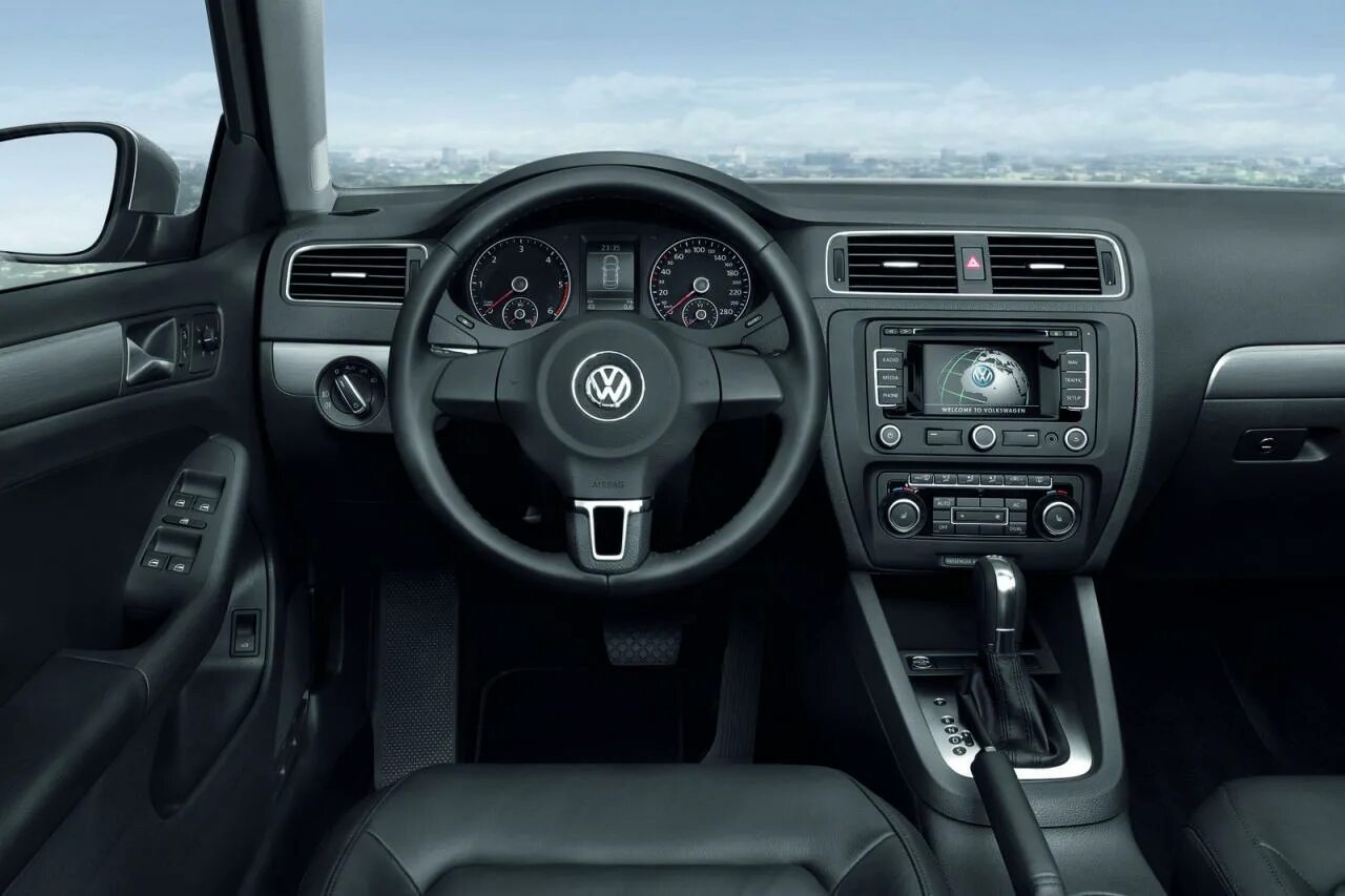 Тест драйв джетты. Фольксваген Джетта 5 салон. Volkswagen Jetta 2014 Interior. Фольксваген Джетта 1,6 салон. Фольксваген Джетта 2012 салон.