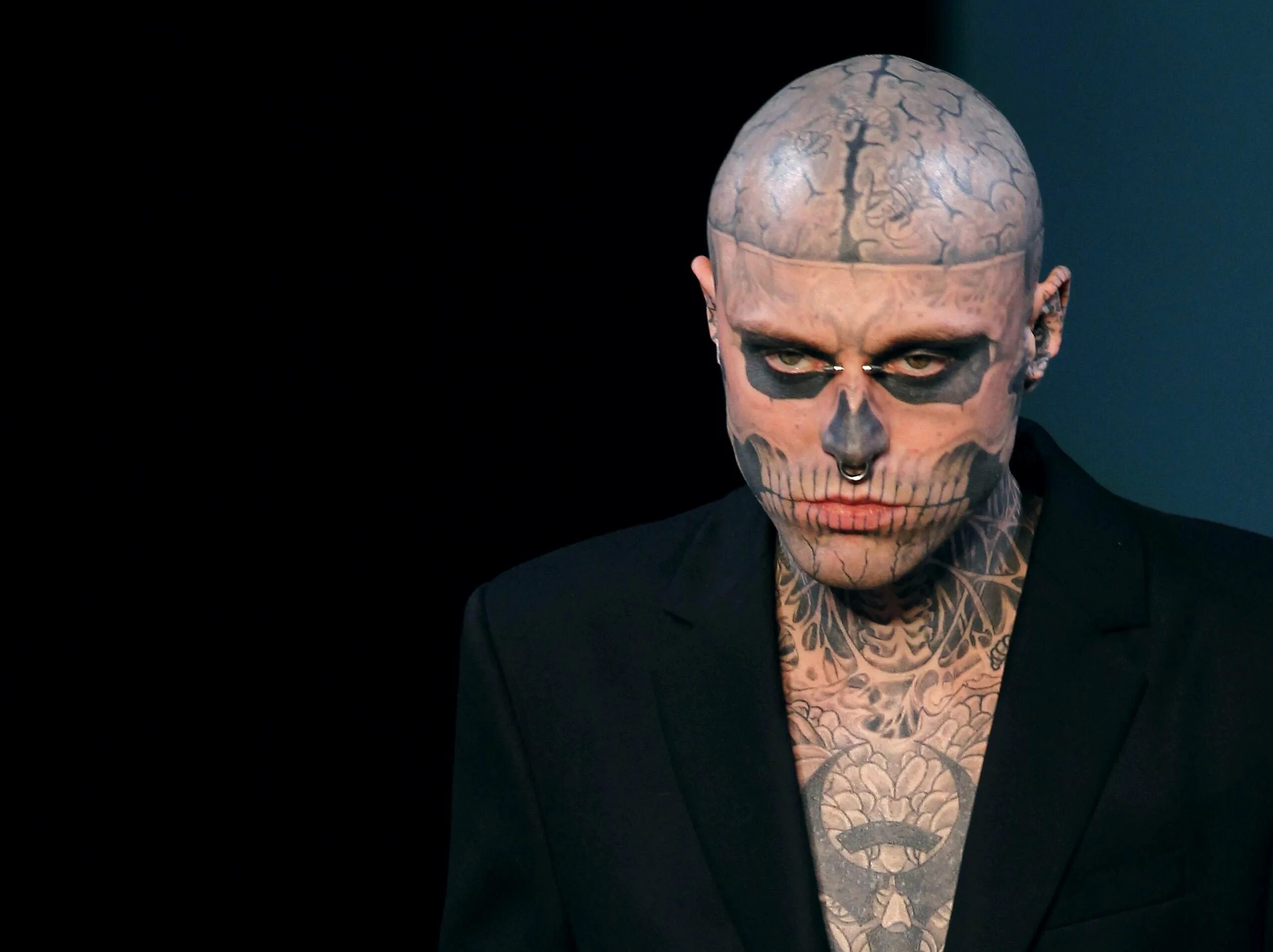 первый человек зомби. первый человек зомби. человек зомби рик дженест. тату-модель рик дженест. человек-скелет фильм 2004.