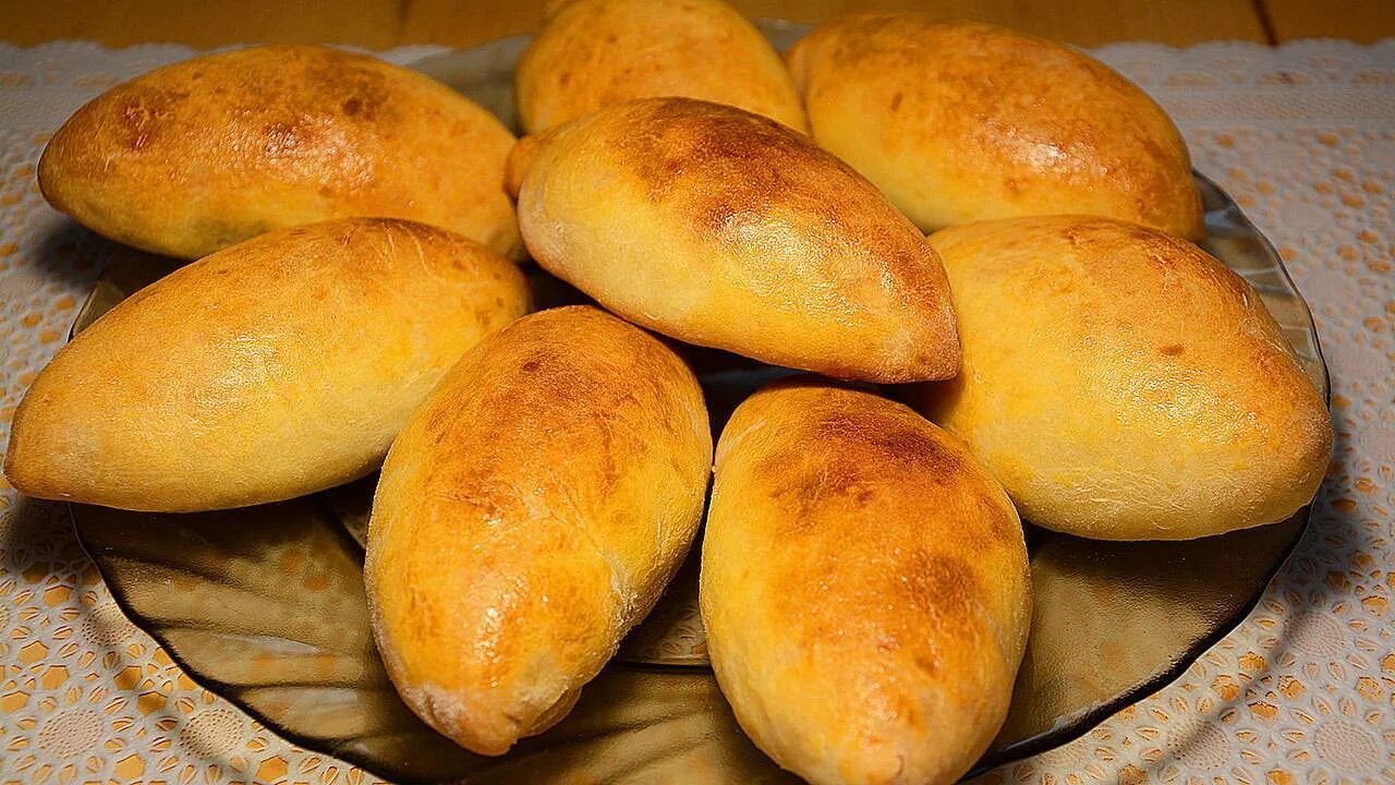 Рецепт пирожков с мясом дрожжевое тесто. Бездрожжевые пирожки. кузовок с пирожками. пирожки с мясом. пирожки в духовке.