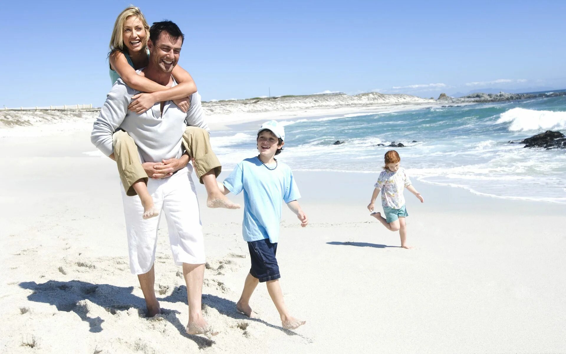 Семья на пляже. Море пляж семья. Счастливая семья на море. Семейная фотосессия на море. Год семьи год путешествий