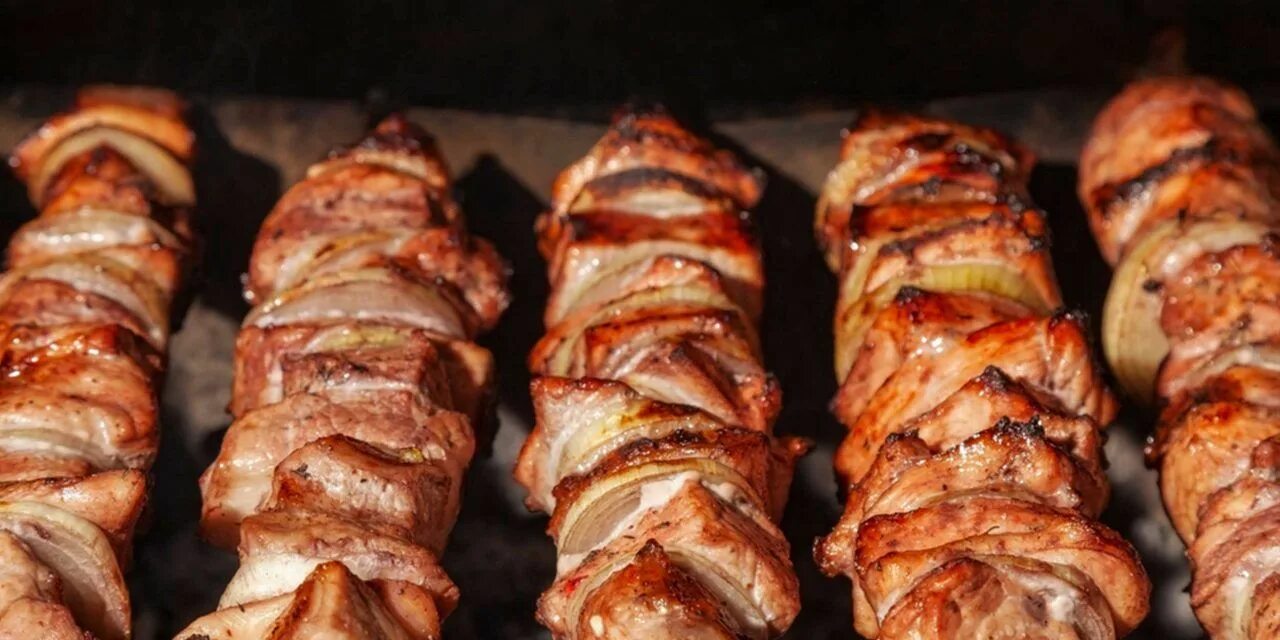 Шашлык в духовке. Вкуснейший шашлык в духовке. Шашлык в духовке фото. Шашлык в духовке с углем