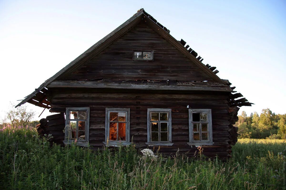 Деревенский домик. Старый домик. Старый деревенский домик. Деревянный дом в деревне.