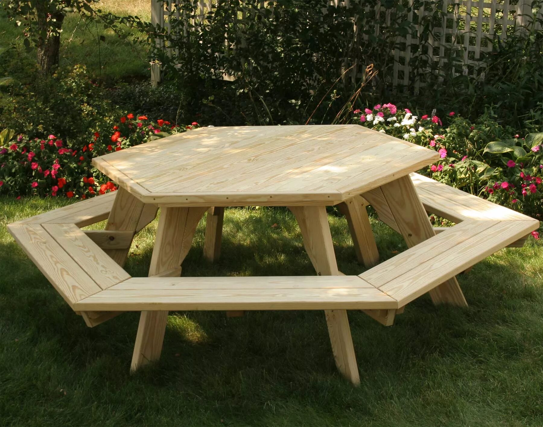 Уличный стол своими руками из дерева. Стол для дачи. Лавочка со столиком для дачи. Деревянный столик в саду. Стол для сада из дерева.