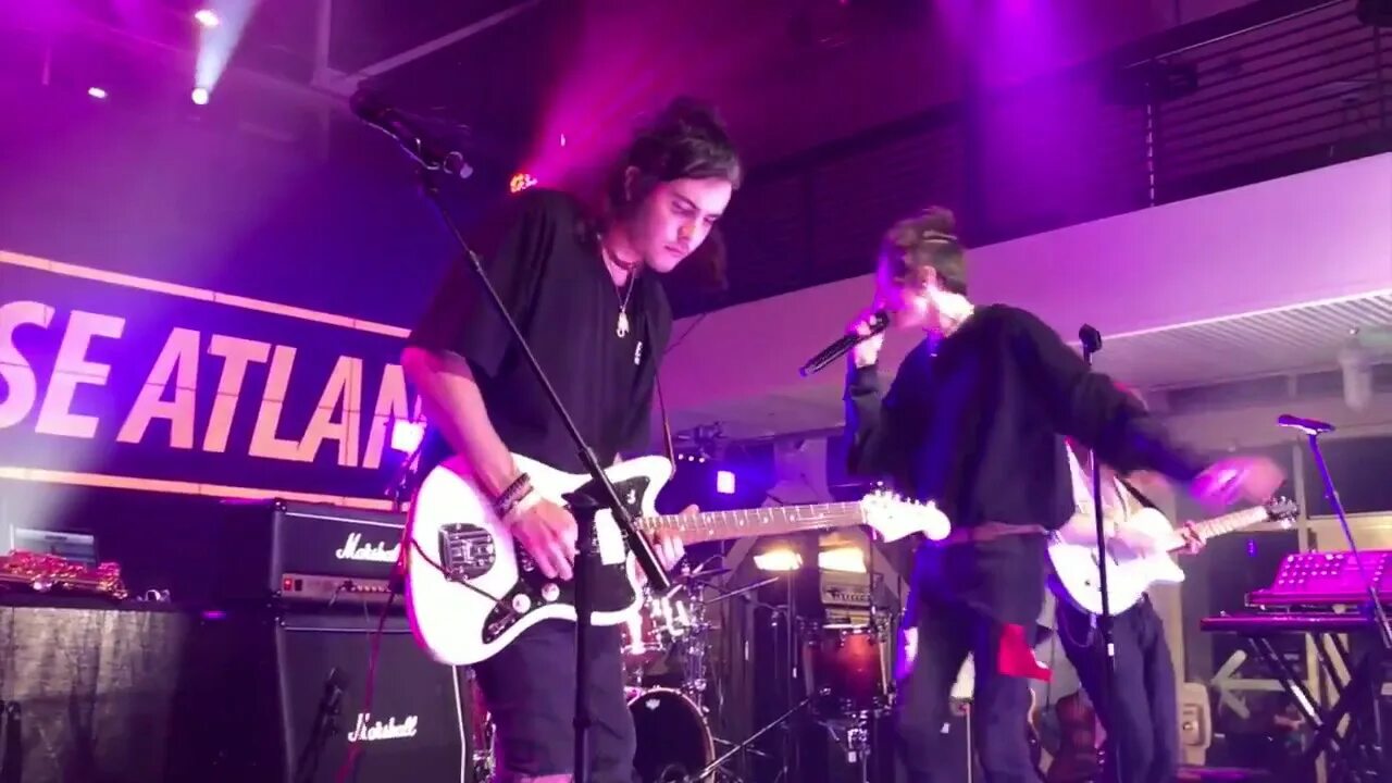 Песня into it chase atlantic. Чейз атлантик. чейз атлантик заблюр. chase atlantic концерт. chase band.