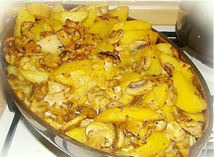 Куриное филе с картошкой в духовке. Филе курицы с картошкой в духовке на протвине. Картошка с грудкой в духовке рецепт. Жаркое из индейки с картошкой в духовке. Картошка с грудкой в духовке рецепт.