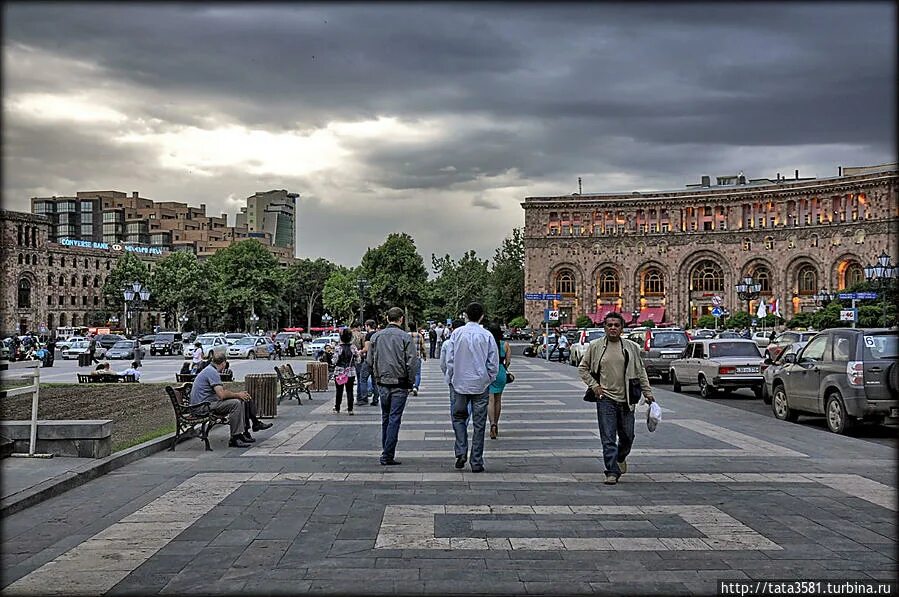 Главная улица Еревана. Ереван Арбат. Ереван центр города Арбат. Улицы Еревана в центре города. Очередь в ереване