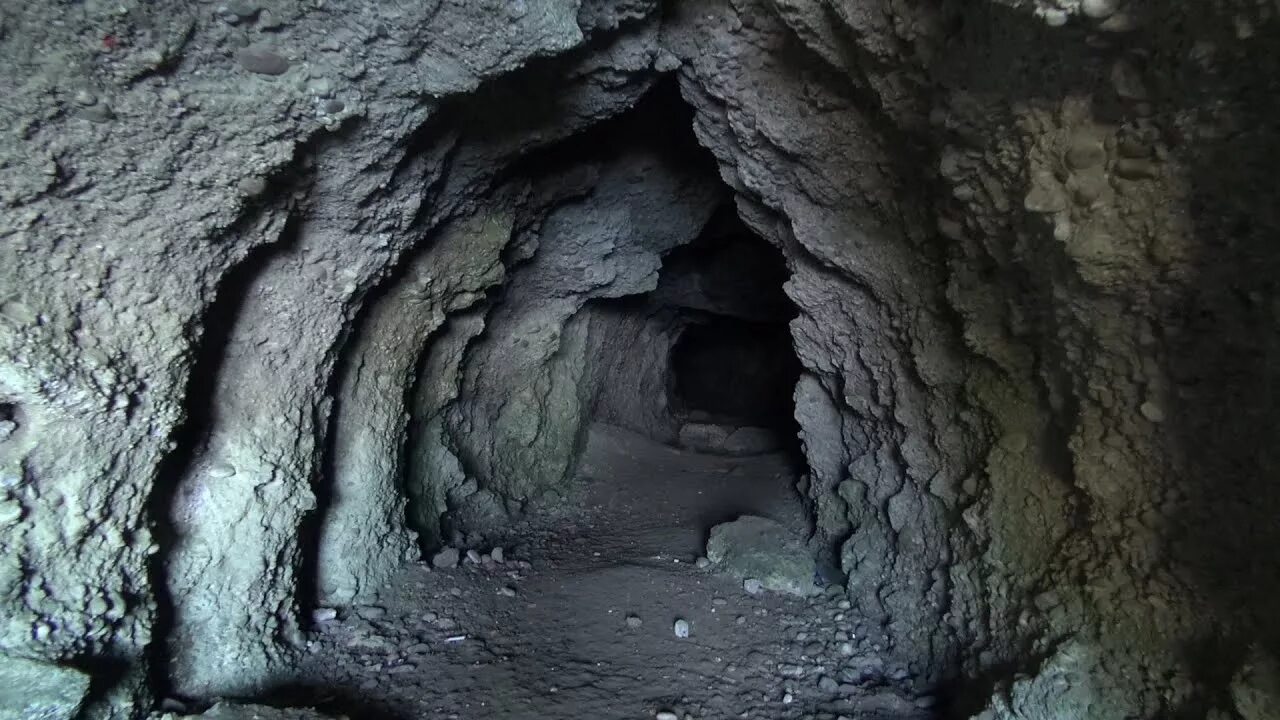 Узкая трещина. Ущелье Шлыпра Абхазия. Шлыпра Абхазия пещера. Каньон в Абхазии с тоннелем. Тоннель Пицунда.