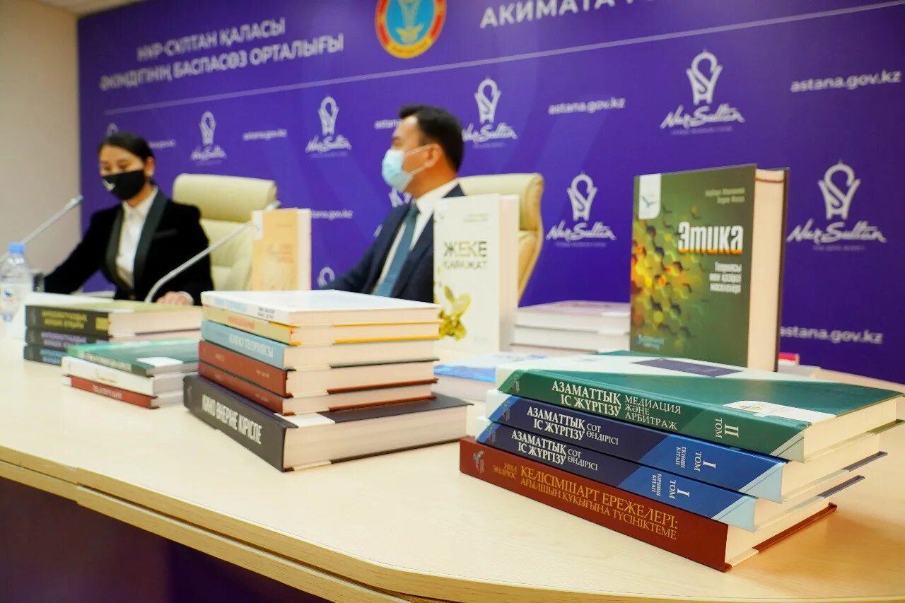 100 новых учебников. Казахские книги. Книги на казахском языке. Новые учебники. Рухани жаңғыру 100 книг.
