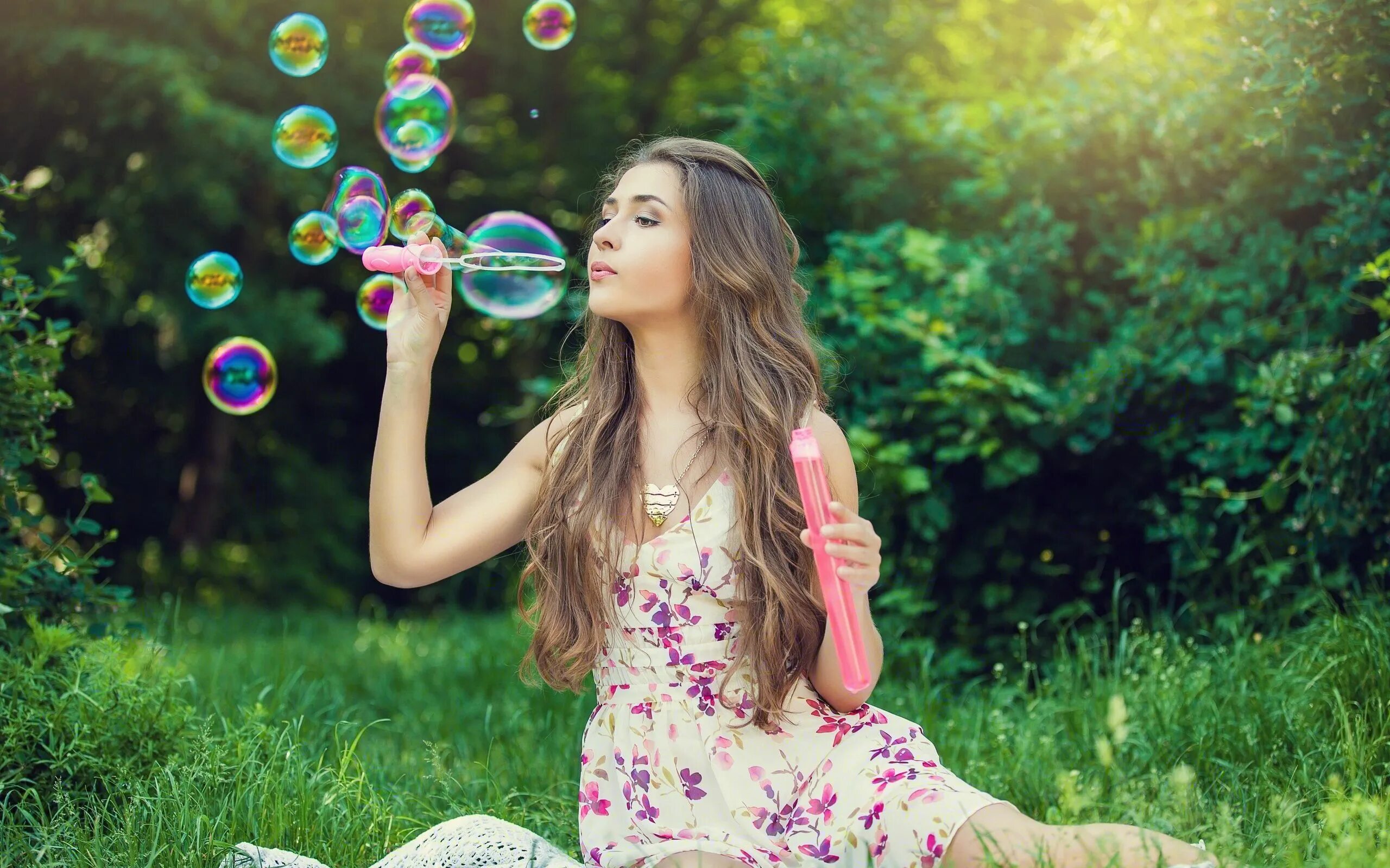 Фотосессия летом. Девушка с мыльными пузырями. Фотосет с мыльными пузырями. Brunette bubble