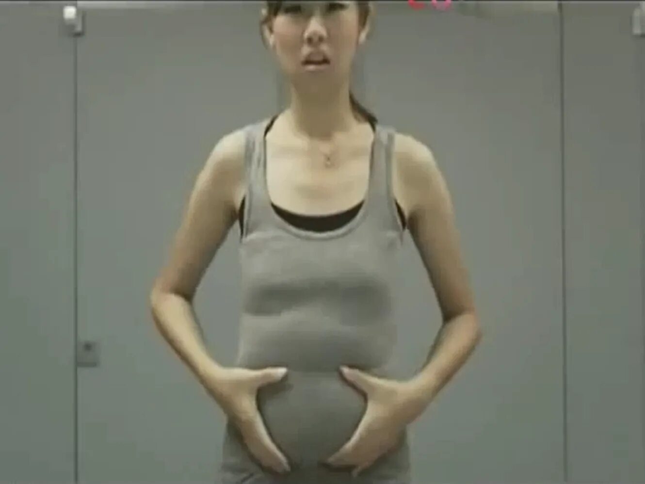 Раскармливание моника. Фиди биг белли стаффинг гиф. Девушка трясет животом. Танец живота тряска грудью. Девушка трясет животом.