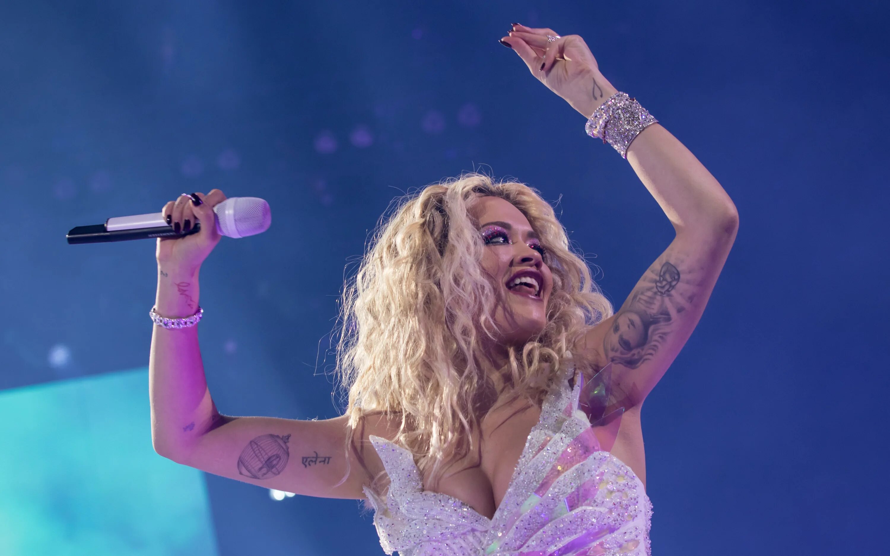 Rita ora think twice. Рита Ора. Рита Ора фото. Рита сахатчю Ора. Рита Ора концерт.