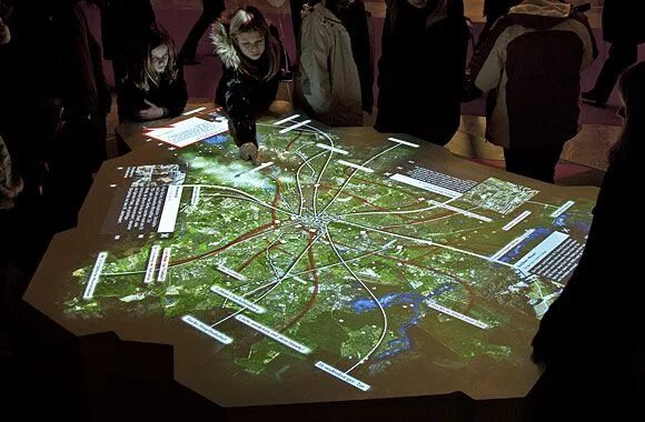 Интерактивные карты разработка. Интерактивная карта в музее. интерактивный макет. интерактивный город. карты в музее интерактив.