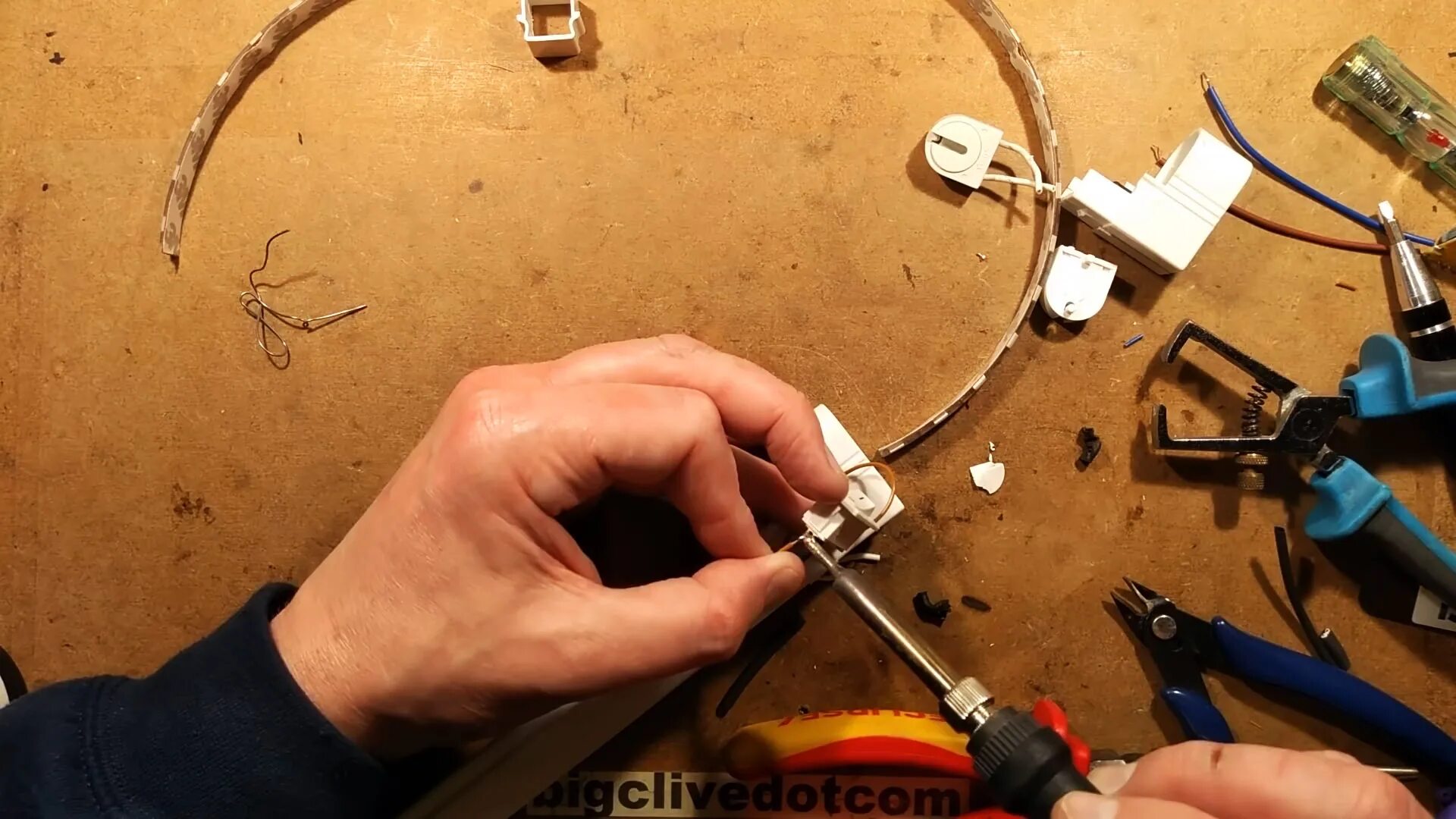 Вечная светодиодная лампочка своими. Как переделать лампу на вольт. Переделка светодиодной лампы с 220 на 12 вольт. Переделка led лампы с 220 на 12 вольт. Переделка светодиодной лампы с 220 на 12 вольт.