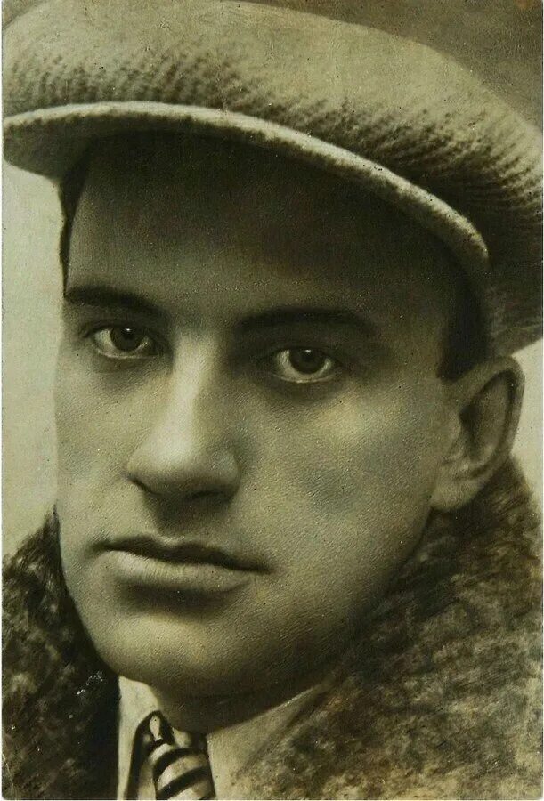 Маяковский. Владимир Петрович Маяковский. Маяковский в 1925 году. Маяковский 1925 фото.