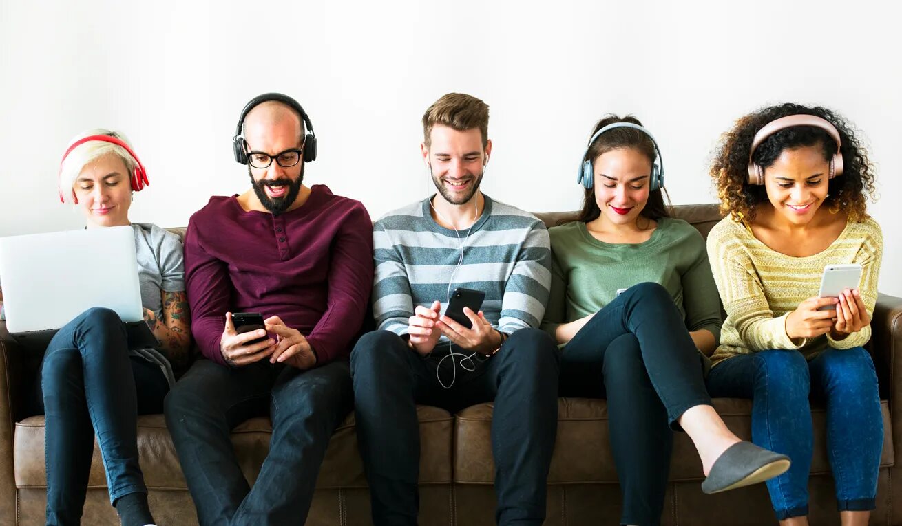 They feature. Группа людей слушает музыку. Группа людей в наушниках. Человек слушает группу людей. People группа музыкальная.