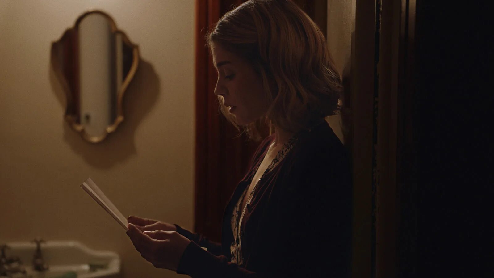 Наваждение джулии 2020. Наваждение джулии 2020. Наваждение джулии 2020. Наваждение ужасы. Наваждение 2020.