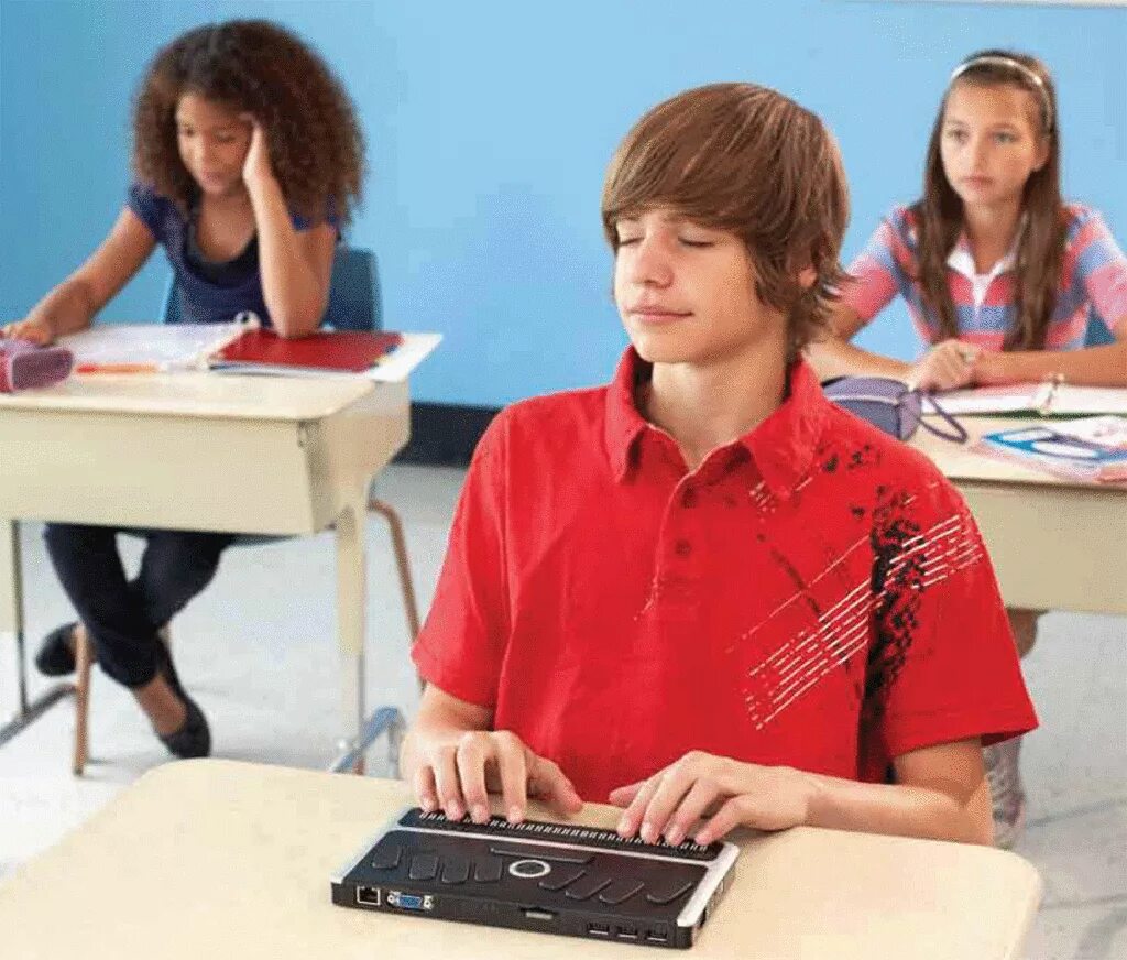 обучение незрячих. обучение незрячих. профориентация слепых и слабовидящих. дети слепые с педагогом. школа для слабовидящих.