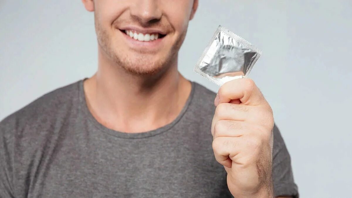 Парни с презиками. Презики с белой полоской. Вытаскивает презики. Презерватив для презентации. Вытаскивает презики.