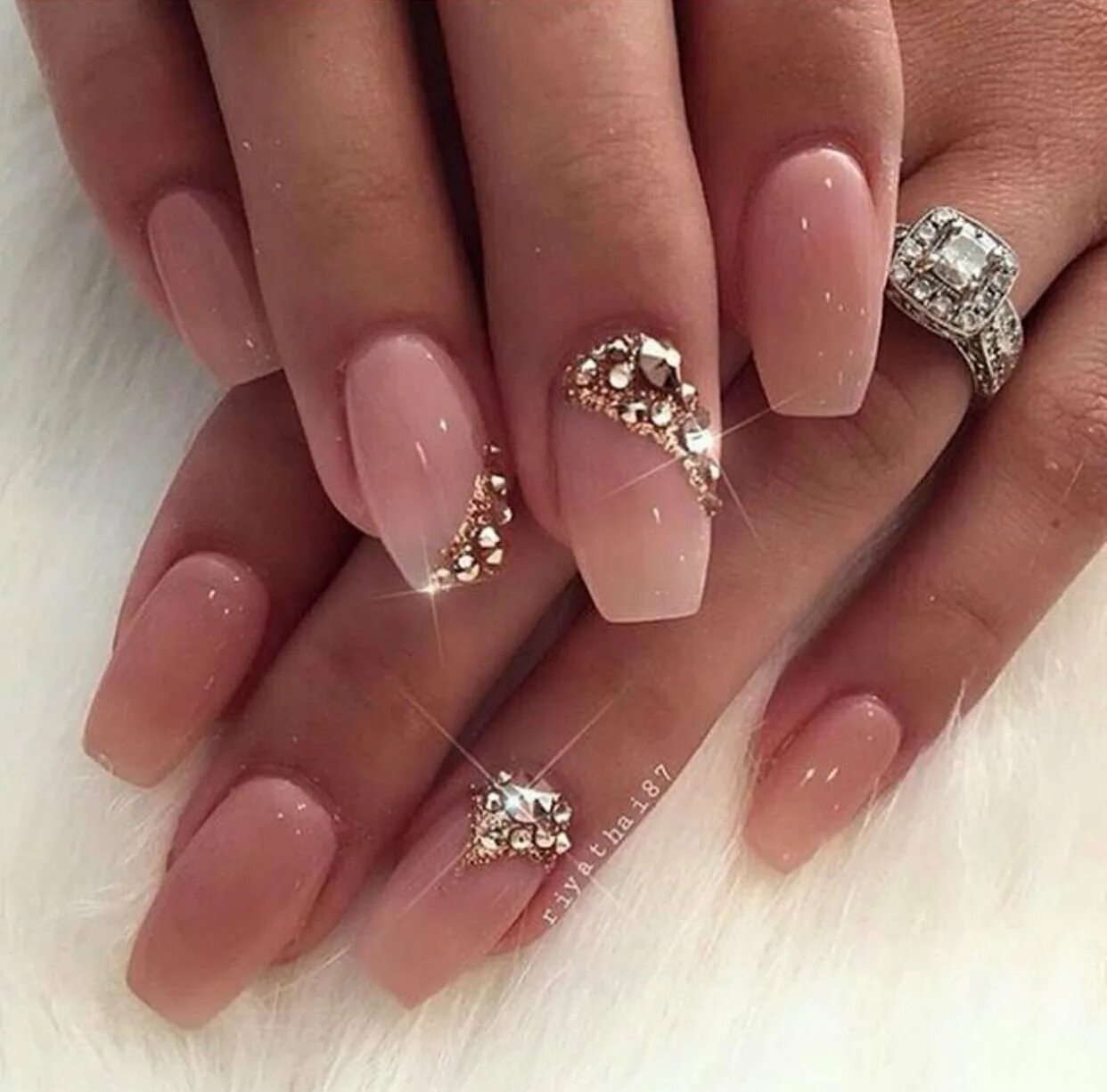 Необычный маникюр. Розовые ногти со стразами. Розовый маникюр со стращой. Маникюр со стразами и блестками. Розовый со стразами со стразами.