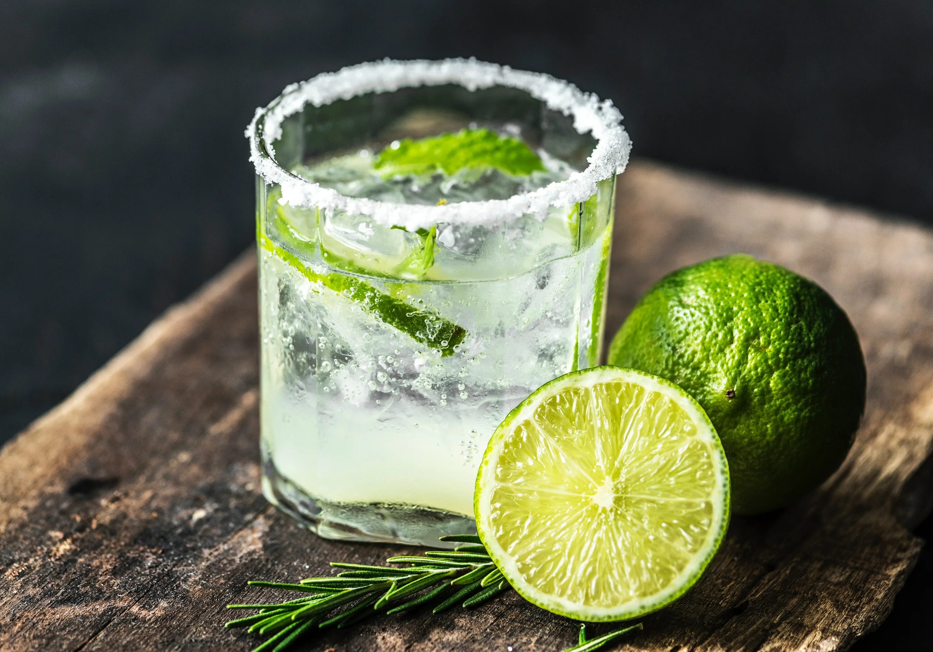 Вода с лаймом. Джин - тоник.. мохито lemon lime. джин тоник мята лайм мохито. джин тоник с лаймом.