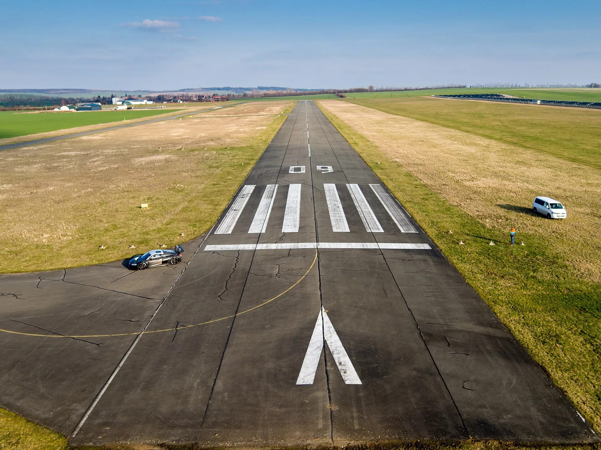 Airport road. Взлетно посадочная полоса Сыктывкар. Посадочная полоса аэропорта Новокузнецк. ИВПП аэропорта. РАНВЭЙ Runway.