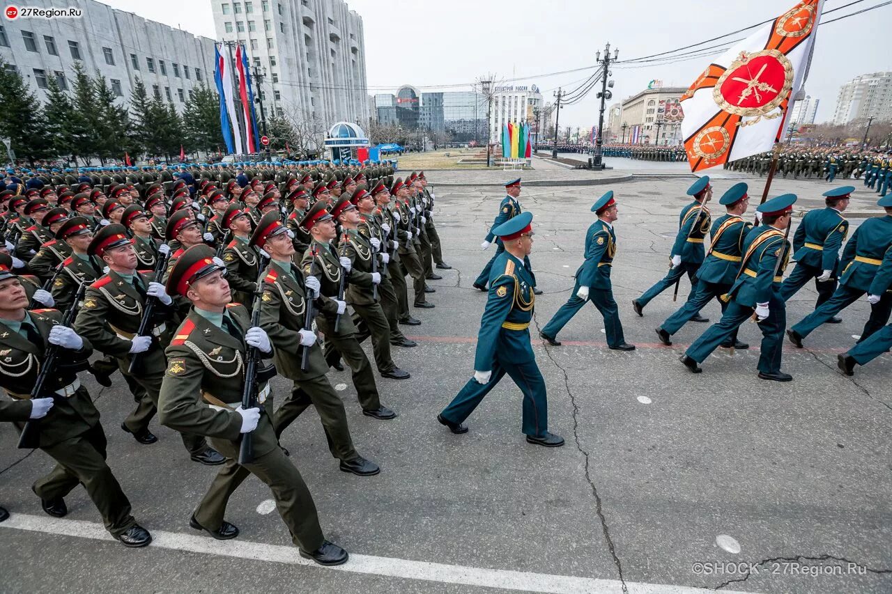 Парад в хабаровске. Парад Победы 2012 Хабаровск. Парад Победы Хабаровск Суровикин. Парад Победы Хабаровск 2013. Парад Победы в Хабаровске 2004.