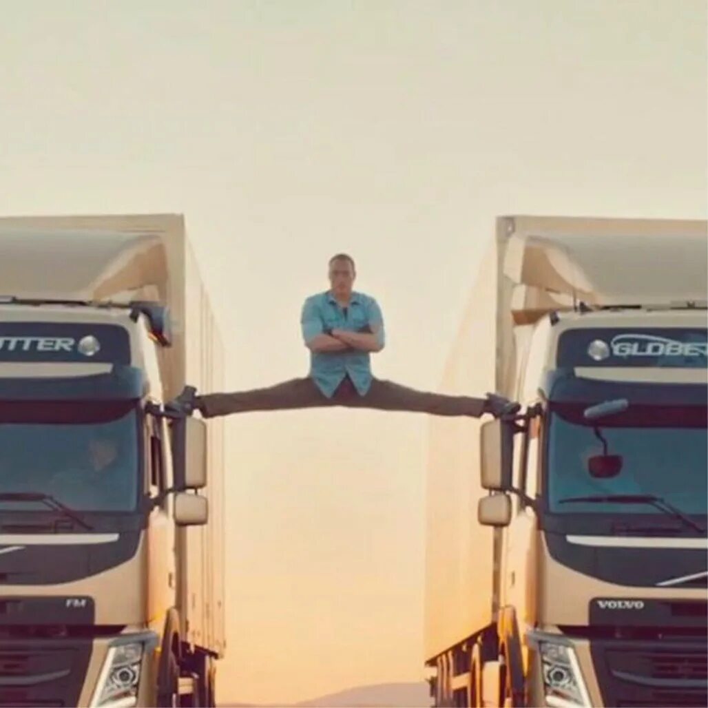 Между 2 фур. Легковушку зажало между фурами. Между 2 фур. Дтп грузовик и легковушка. Машину смяло между фурами.