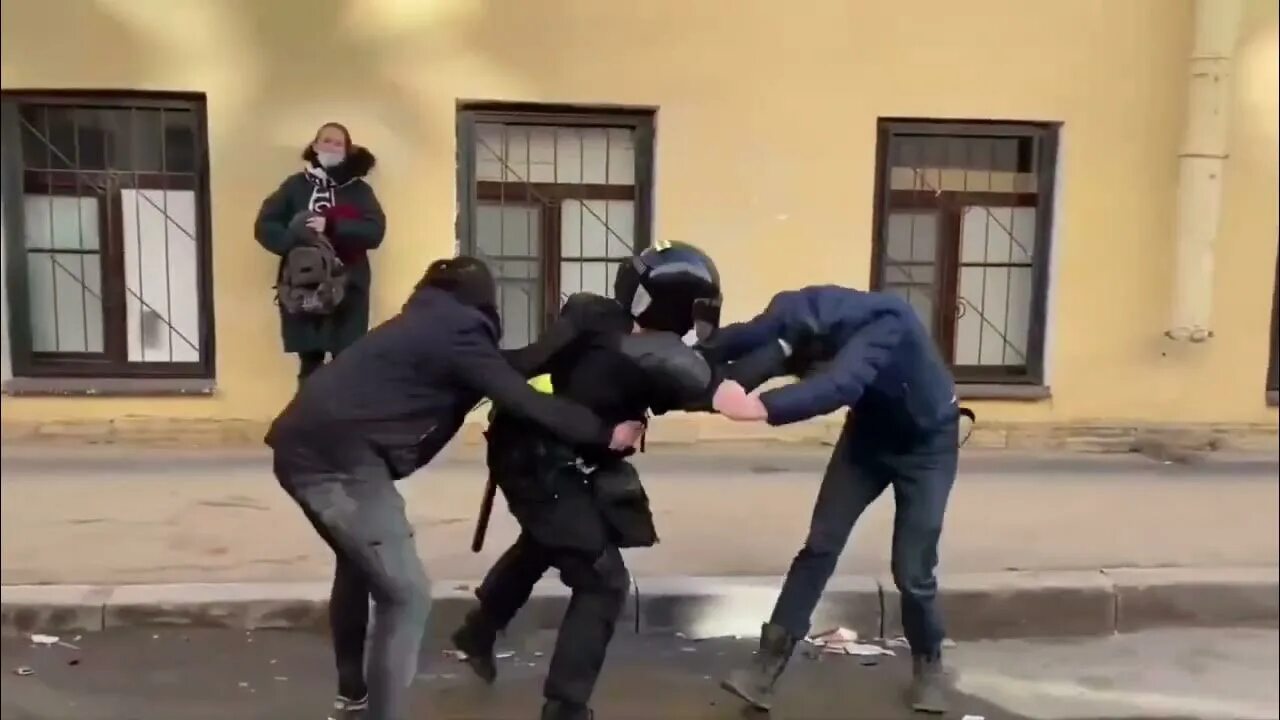 Видео начала нападения. Нападение на сотрудника полиции. Полиция России нападение. Нападение на сотрудника полиции в Санкт-Петербурге.