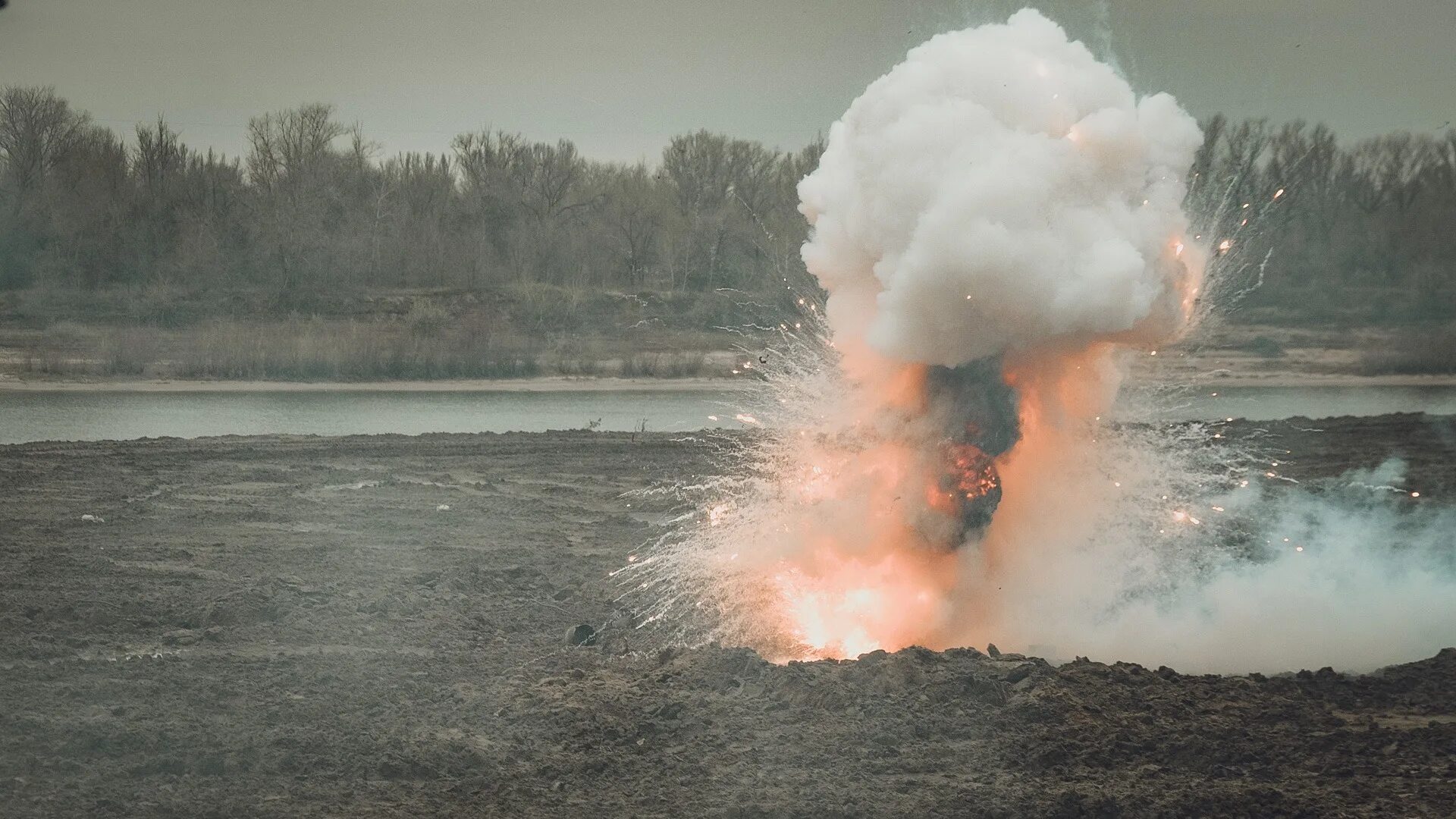 Звуки взрыва в таганроге. Взрыв земли. Военный полигон.