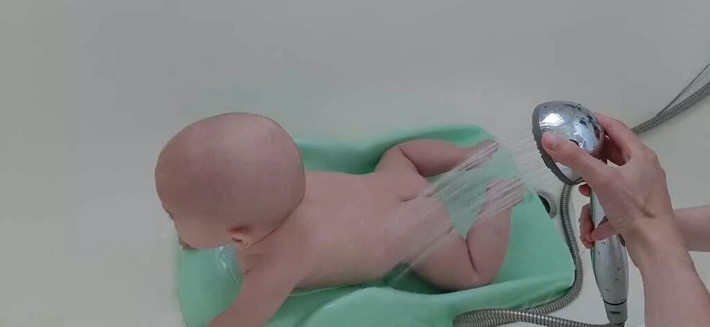 Подмывание новорожденного мальчика. Кран для подмывания младенцев. Подмывание новорожденного. Подмывание новорожденного под краном. Позы для подмывания новорожденных.
