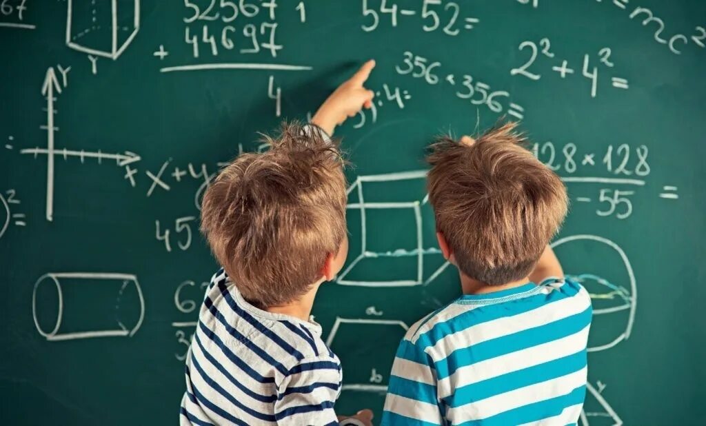 Проблема много учащихся. Математика для детей. Ребенок решает задачу. Школьник математика. Ученик у доски.