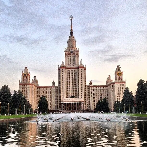 Им м в ломоносова россия. Московский государственный университет им. м.в. Ломоносова. Сталинские высотки МГУ. МГУ М В Ломоносова. Университет имени Ломоносова в Москве.