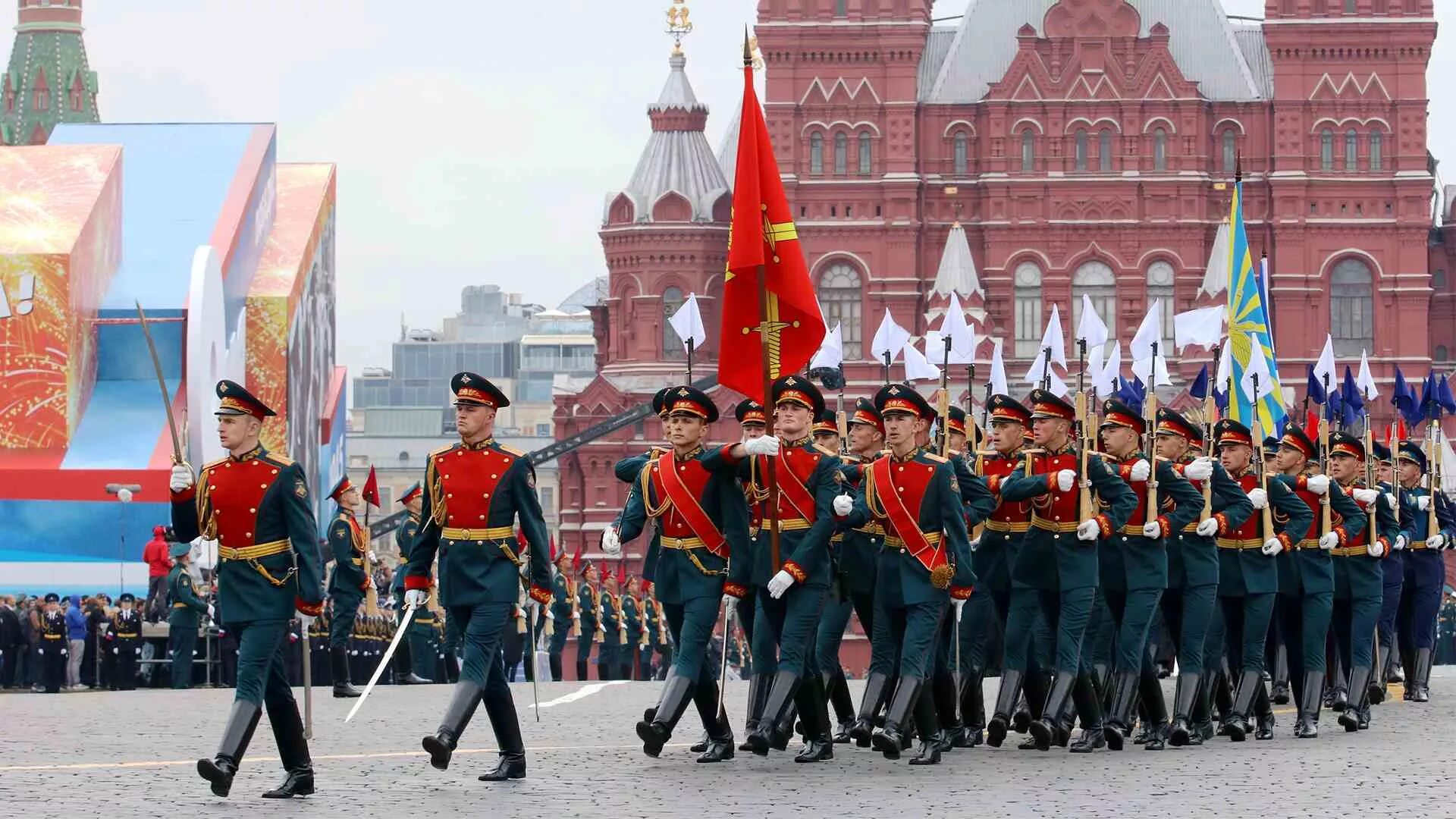 Парад в москве участники. Парад на красной площади 9 мая. Торжественный парад. Дети на параде Победы. Торжественный парад 9 мая.