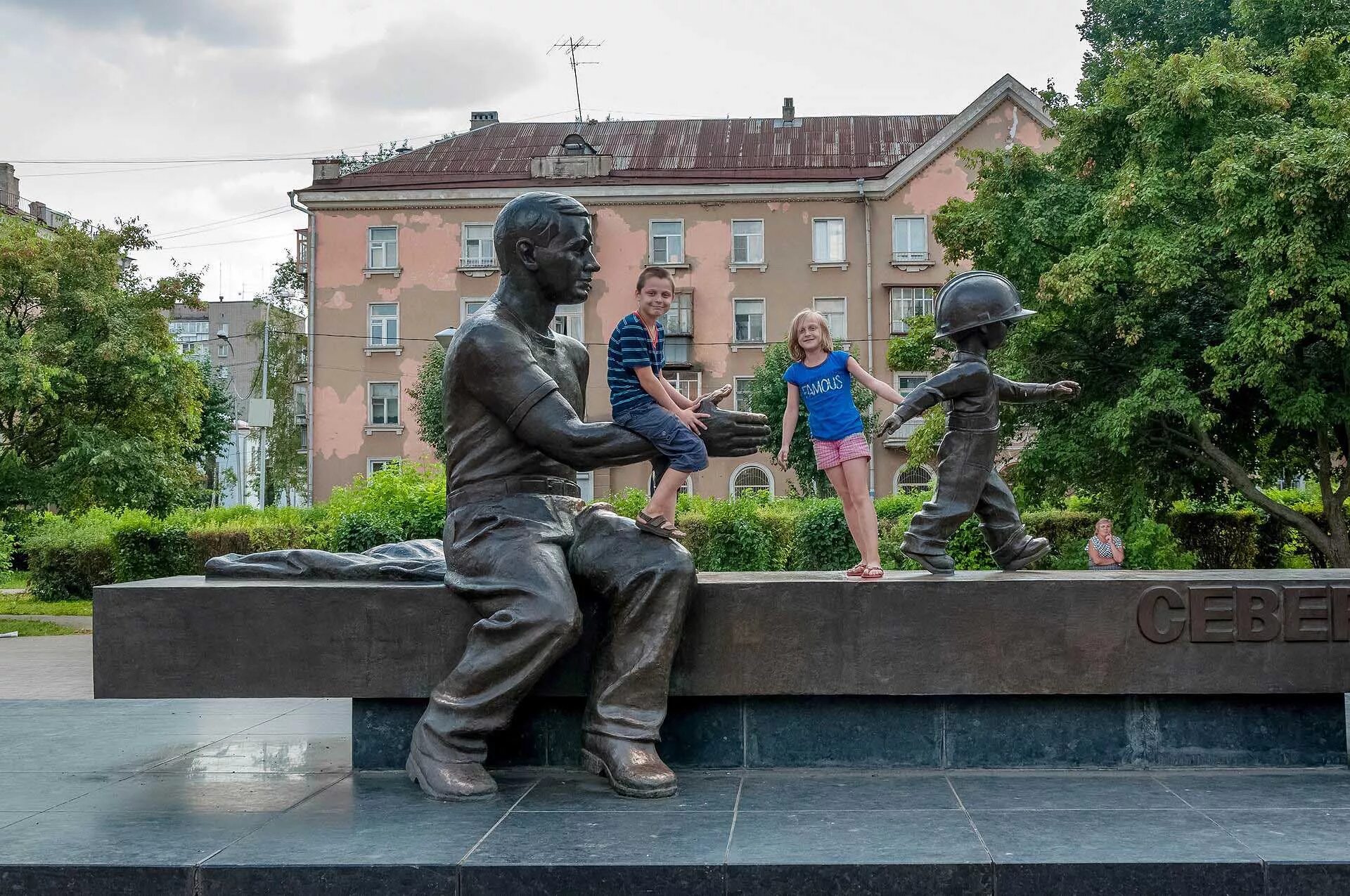 Город металлургов великой отечественной войны. Памятник металлургам Череповец. Памятник металлургам преемственность поколений Череповец. Памятник сталевару Череповец. Памятник Северсталь Череповец.